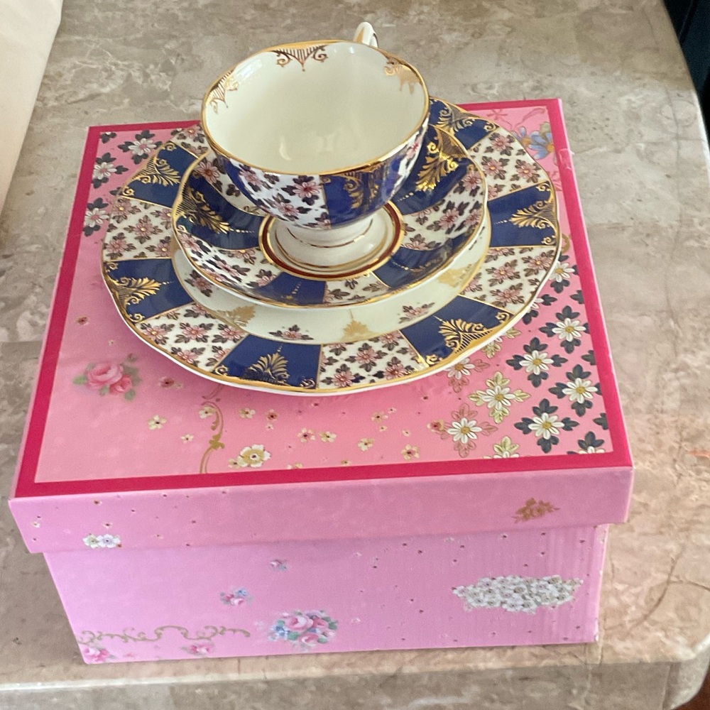 ROYAL ALBERT 100 Years 3 Piece Set